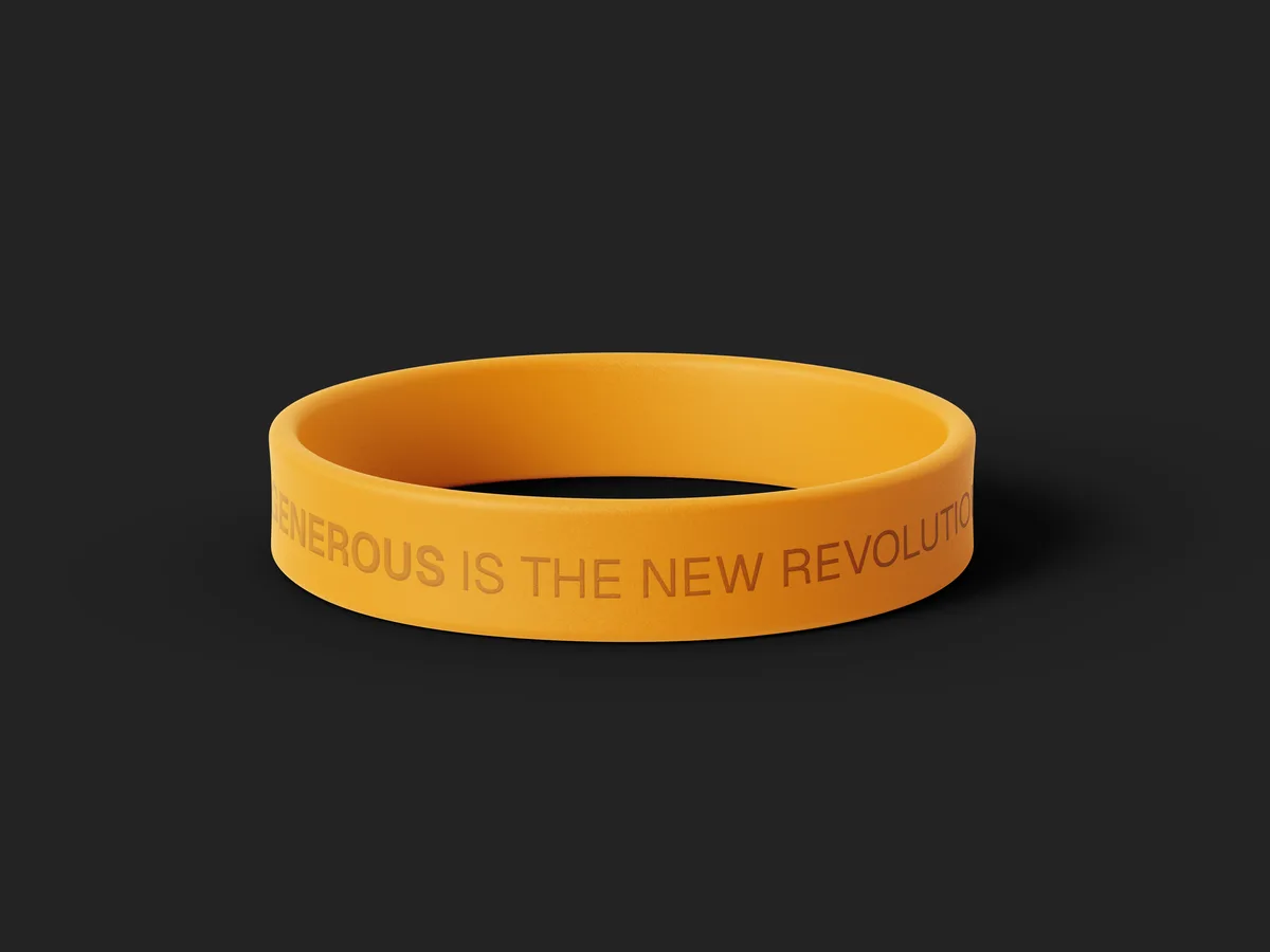 Pulsera de silicón ámbar grabada con la leyenda Generous is the new revolution