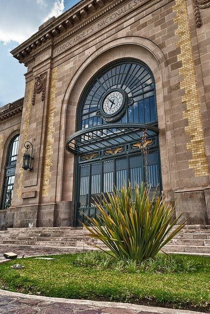 Reloj y vitral de la fachada de la Antigua Estación de Ferrocarril de Durango, punto de salida
