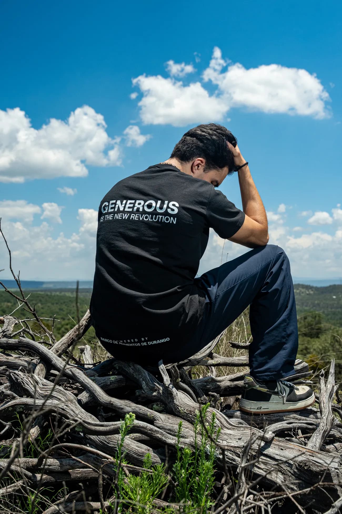 Corredor con playera Generous is the new revolution en la sierra de Durango